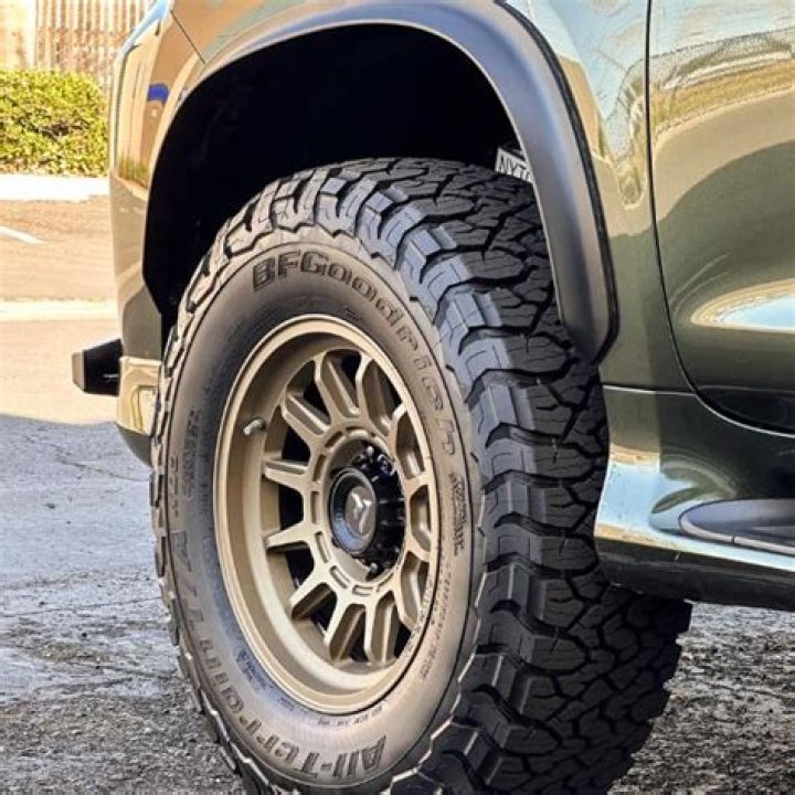 Are 285 tires 33s?