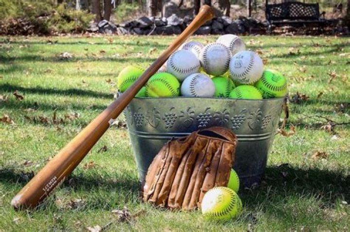 can you pitch underhand in baseball