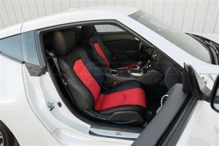 does the nissan 370z have a back seat